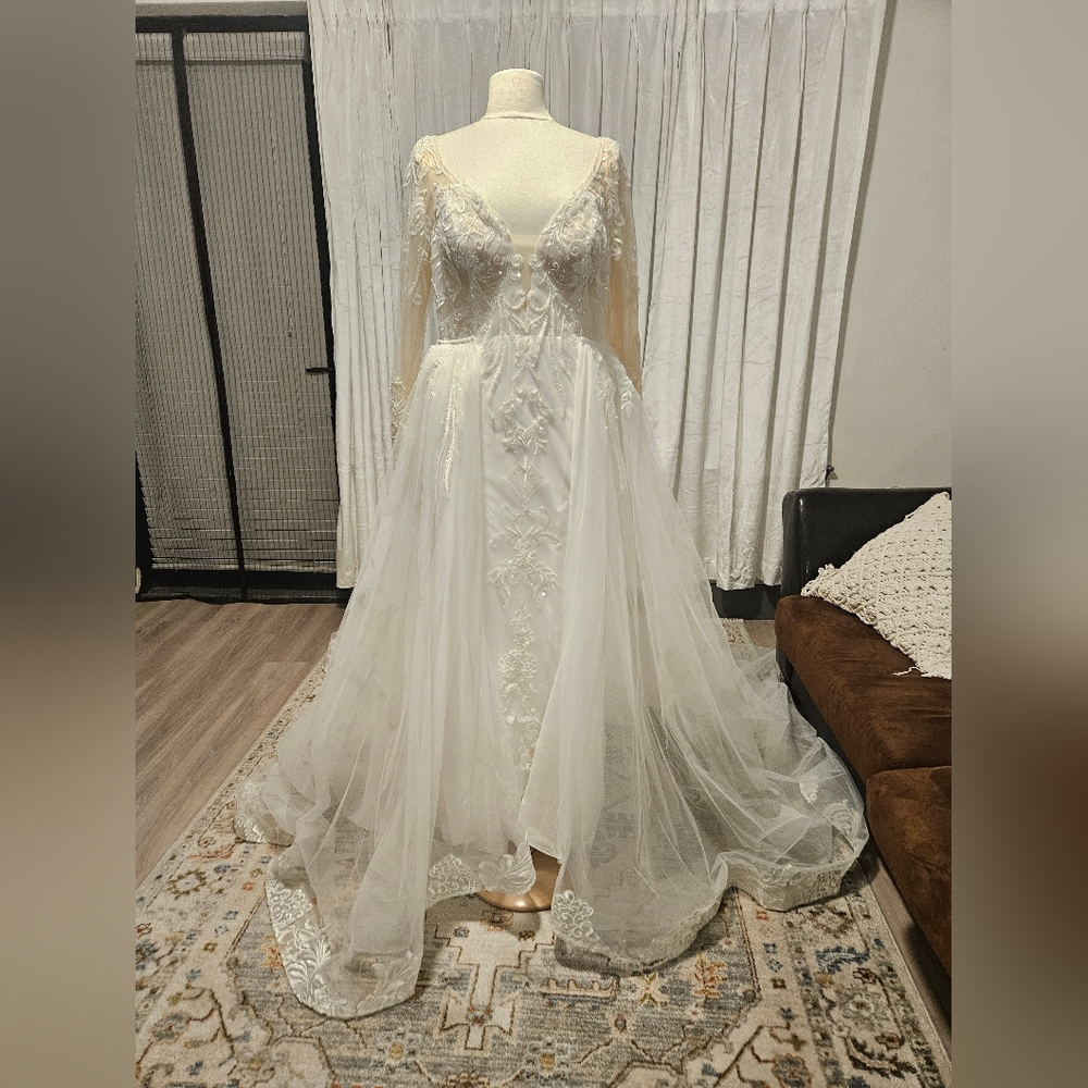 Elegant Ivory Wedding Dress With Detachable Skirt.